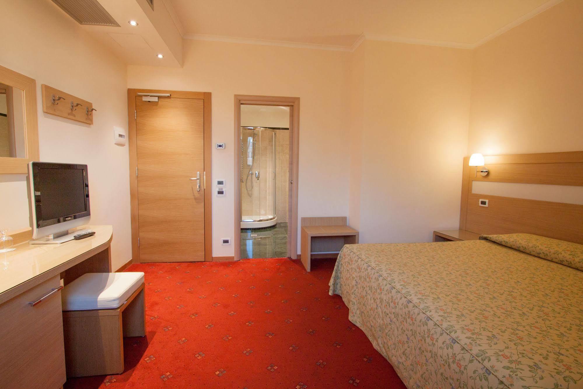 Laurentia Hotel 3*