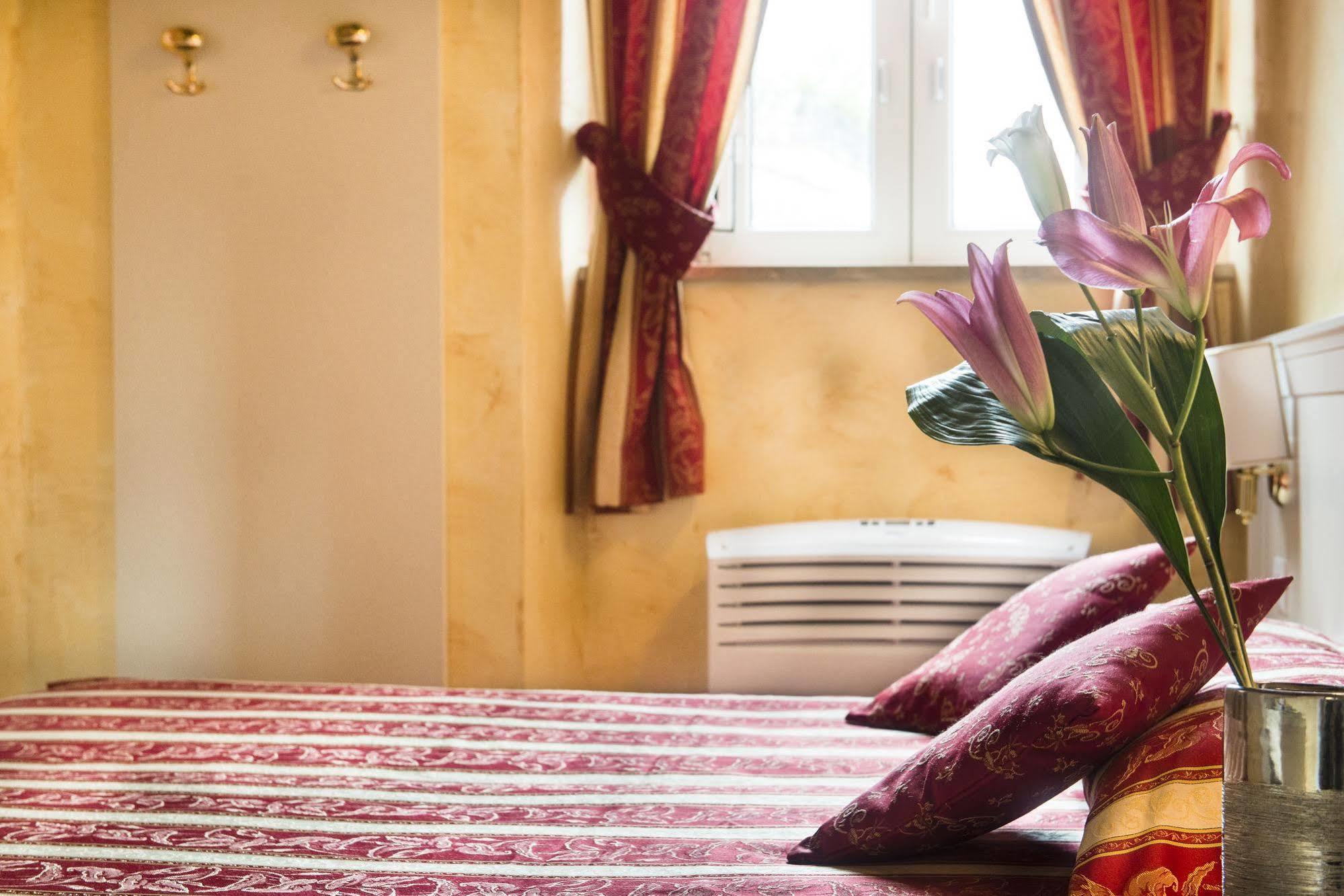 Domus Trevi Bed & Breakfast 3*