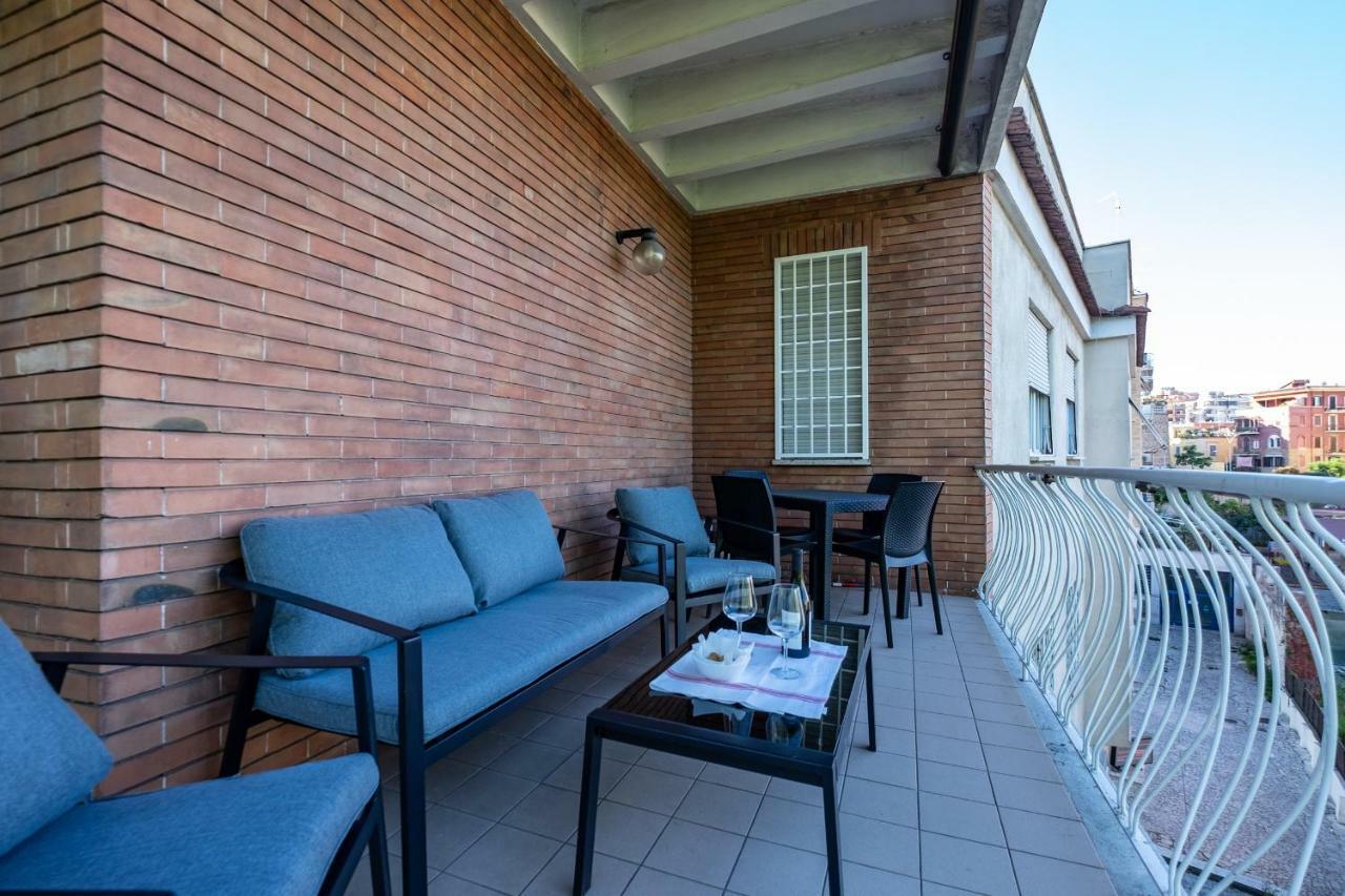 Your Trastevere Balcony Apartment