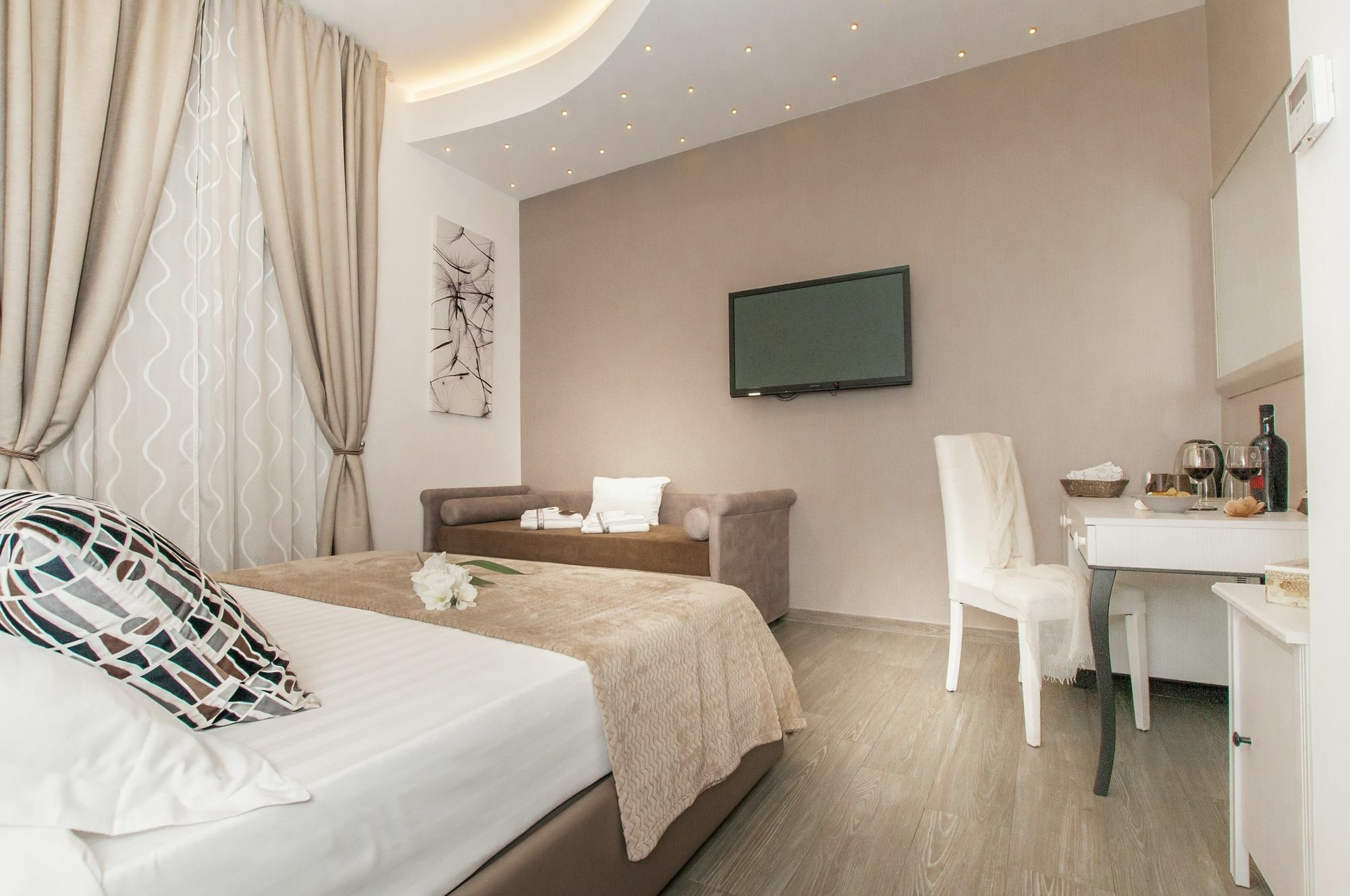 Elenoire & 3* Rome