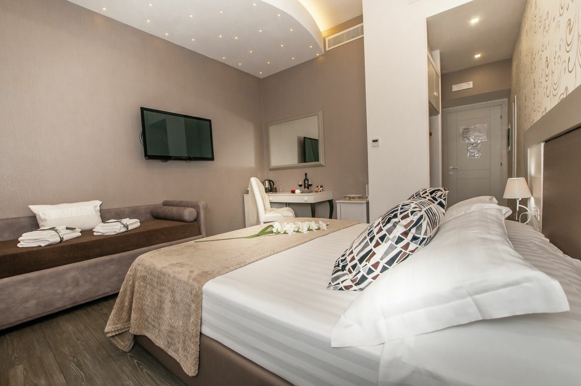 Elenoire & Guest house 3*