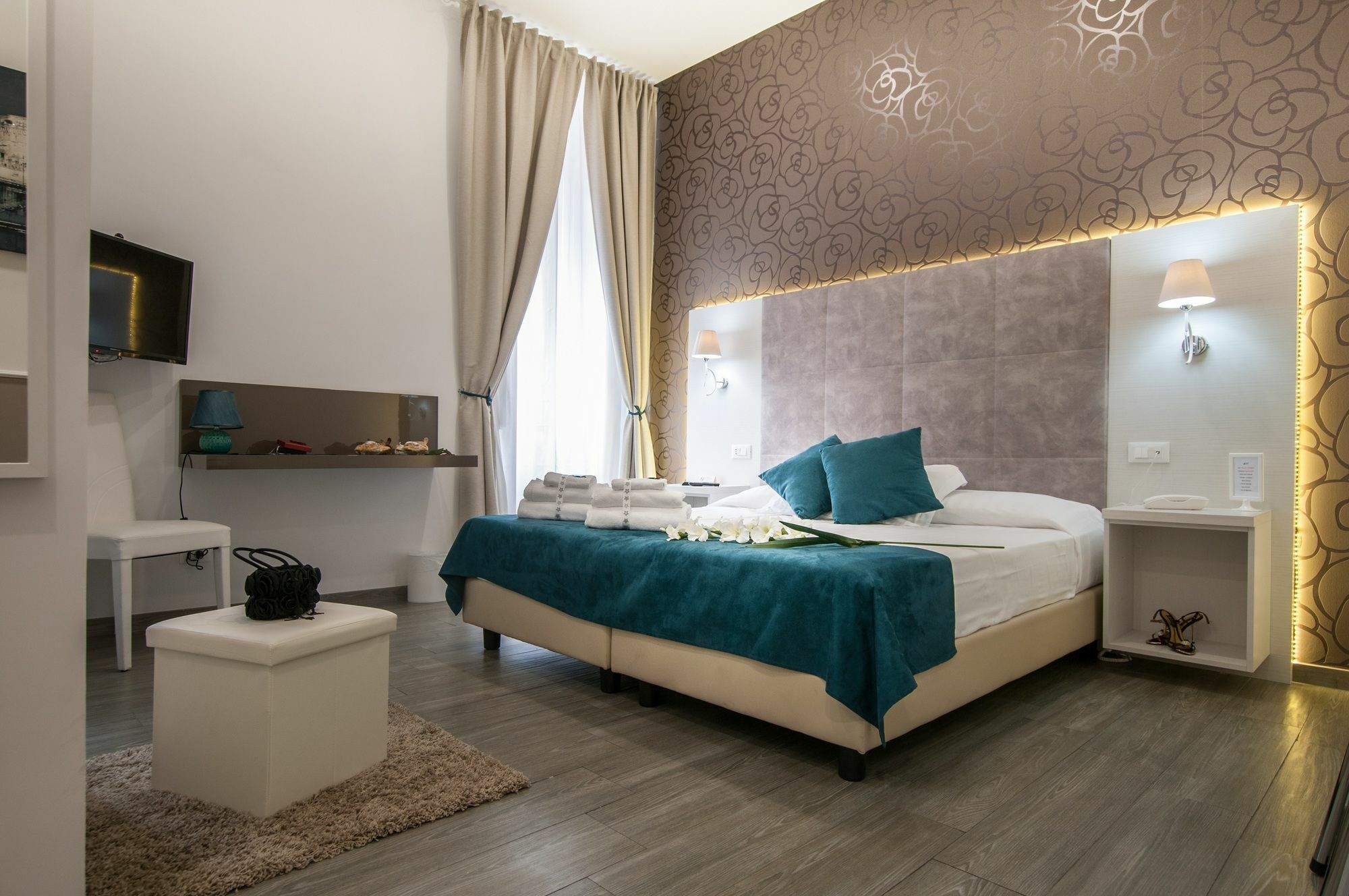 Elenoire & 3* Rome