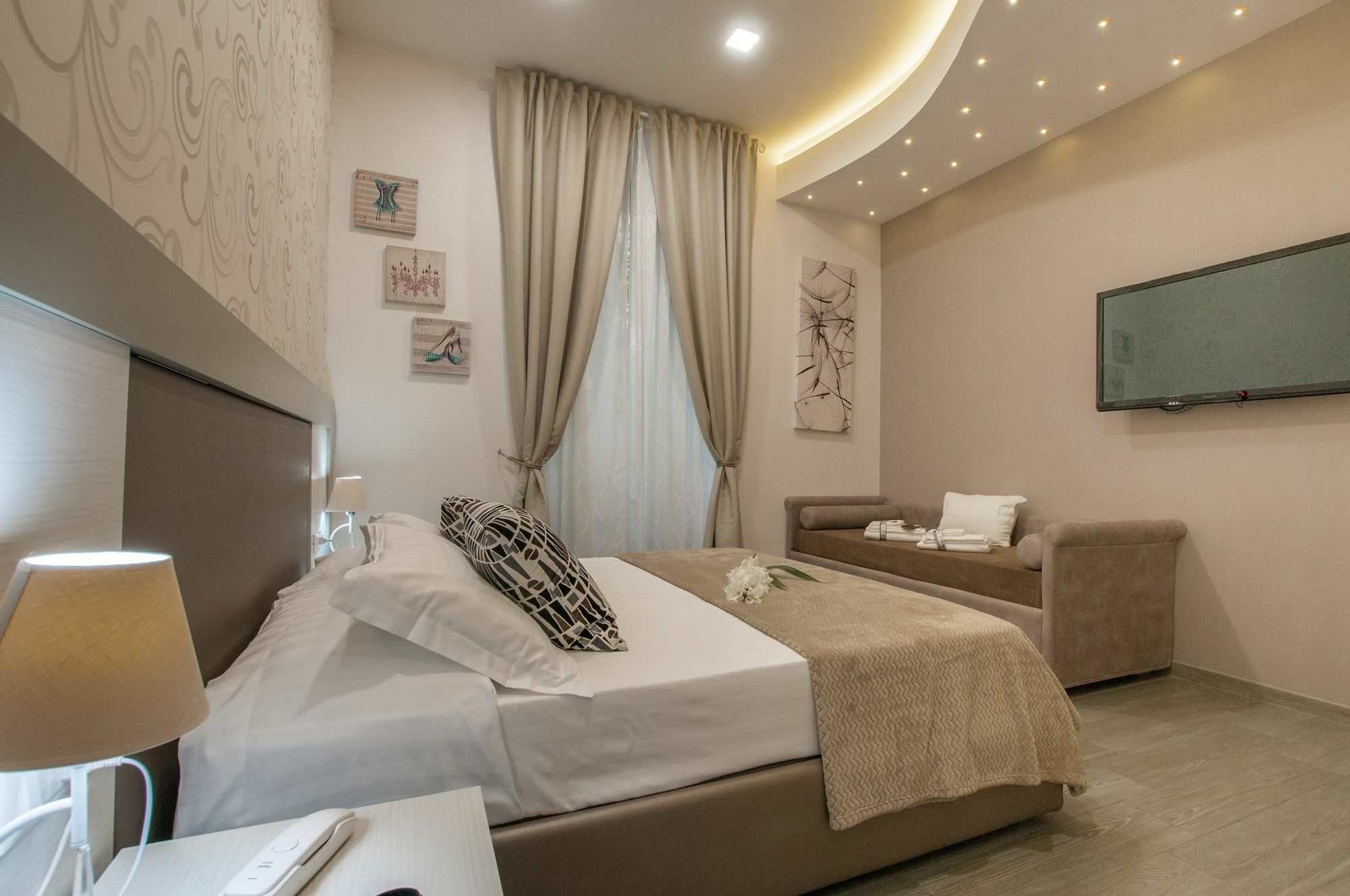 Elenoire & 3* Rome