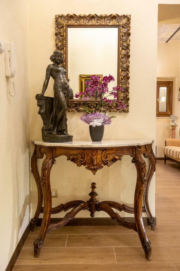 Kings In Apartment *
