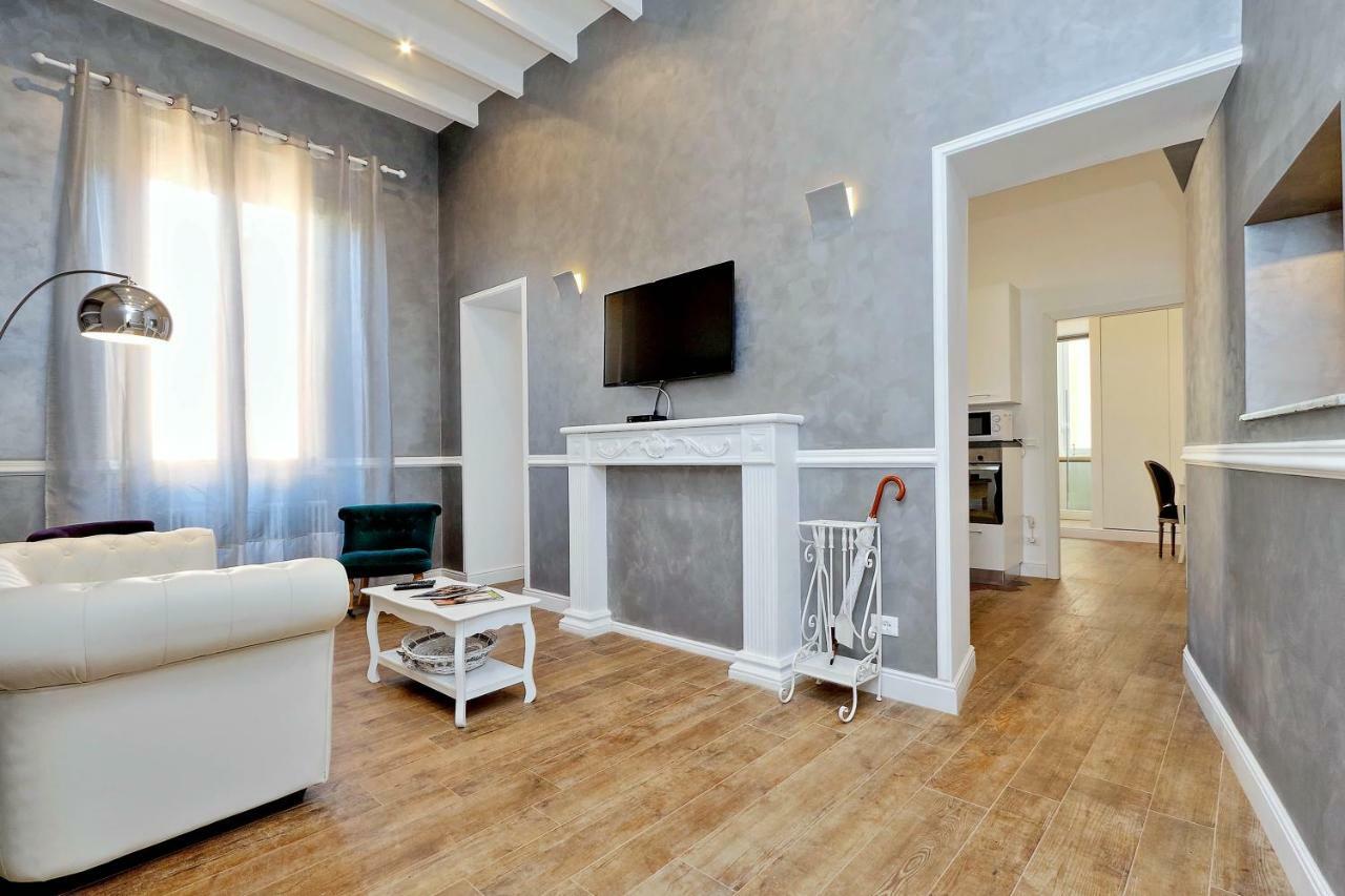 Luxury Sabina 50 Mt From Trevi Fountain Apartment Rome
