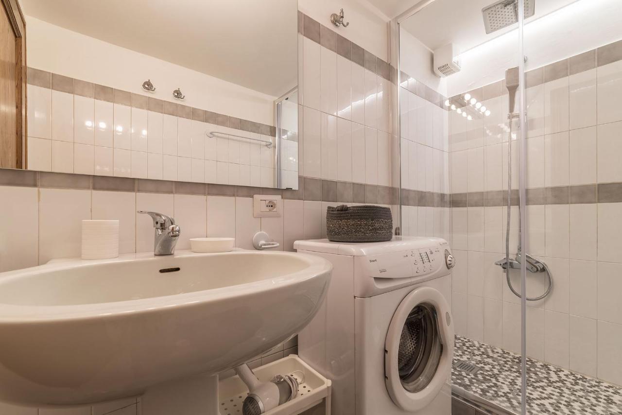 By The Charming Piazza Navona - Fromhometorome Apartment *