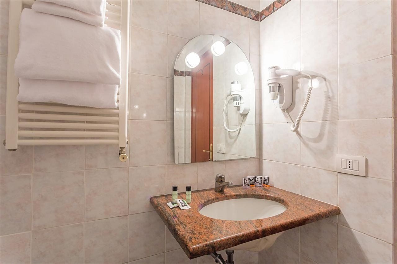 Raeli Luce Hotel
