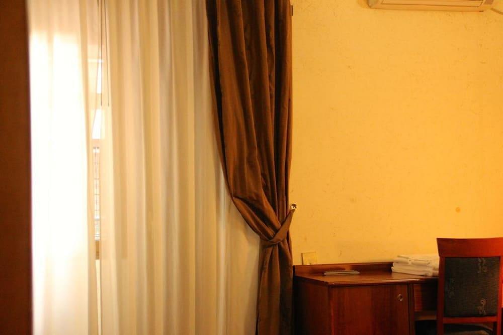 Laura 3* Rome