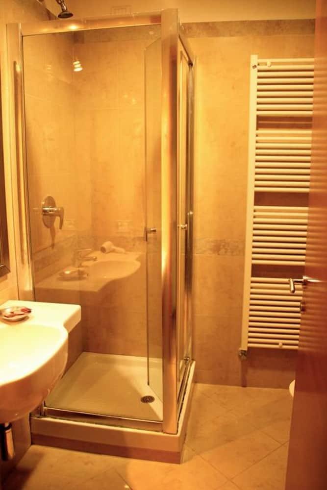 Laura Hotel 3*