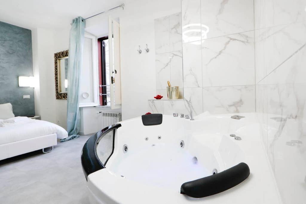 White Panoramic Jacuzzi Trastevere - Collection Roma